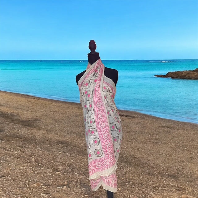 Sarong/Pareo-Pink and white abstract daiseys