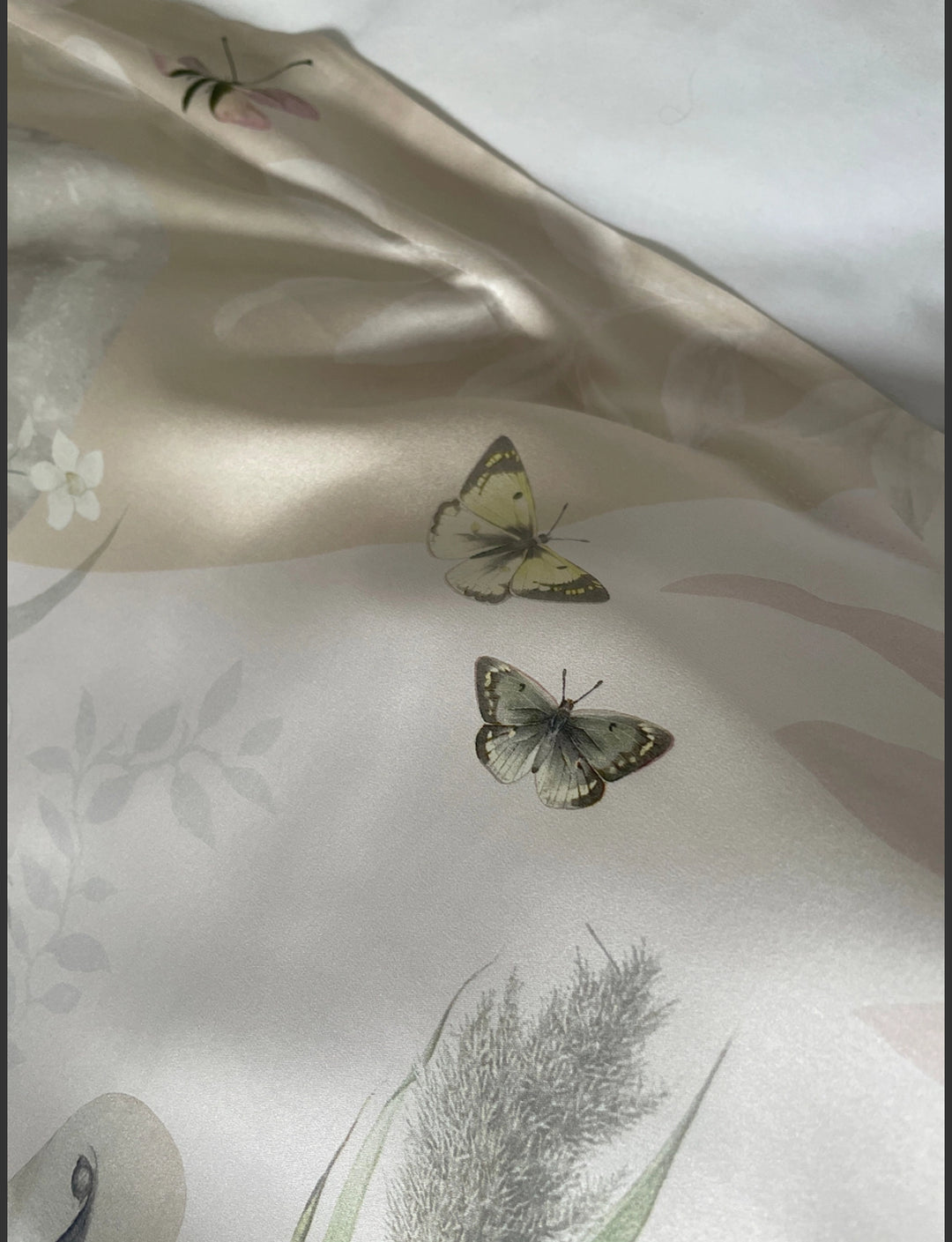 Hand painted 100% silk pillowcase with swans and foliage-creamy white Pattern: Graceful