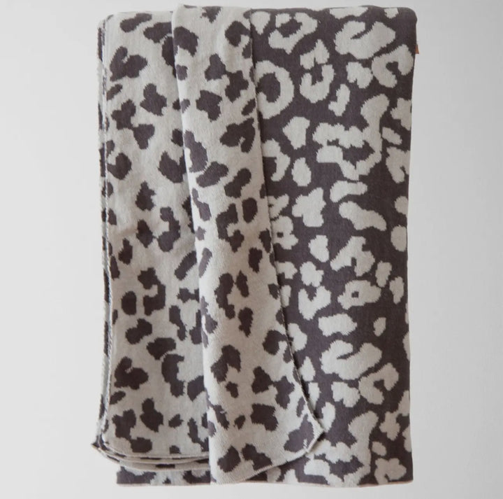 Leopard patterned knit throw blanket with matching throw pillow set: Charcoal/grey